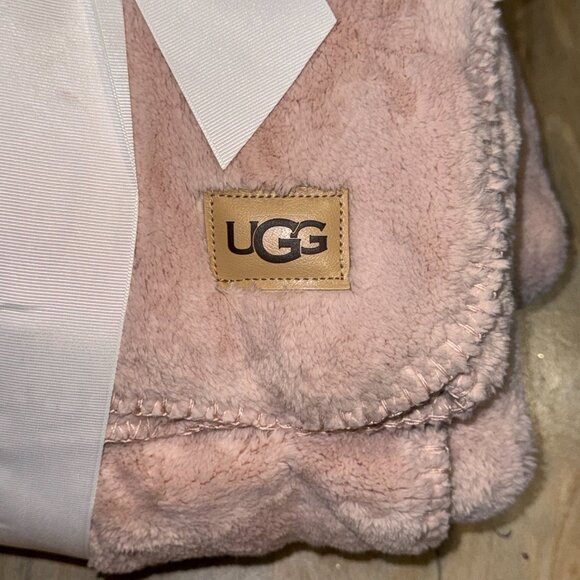 UGG Whitecap Throw Quartz Pink Fleece Blanket Bedding Reversible Faux Fur - Picture 5 of 8